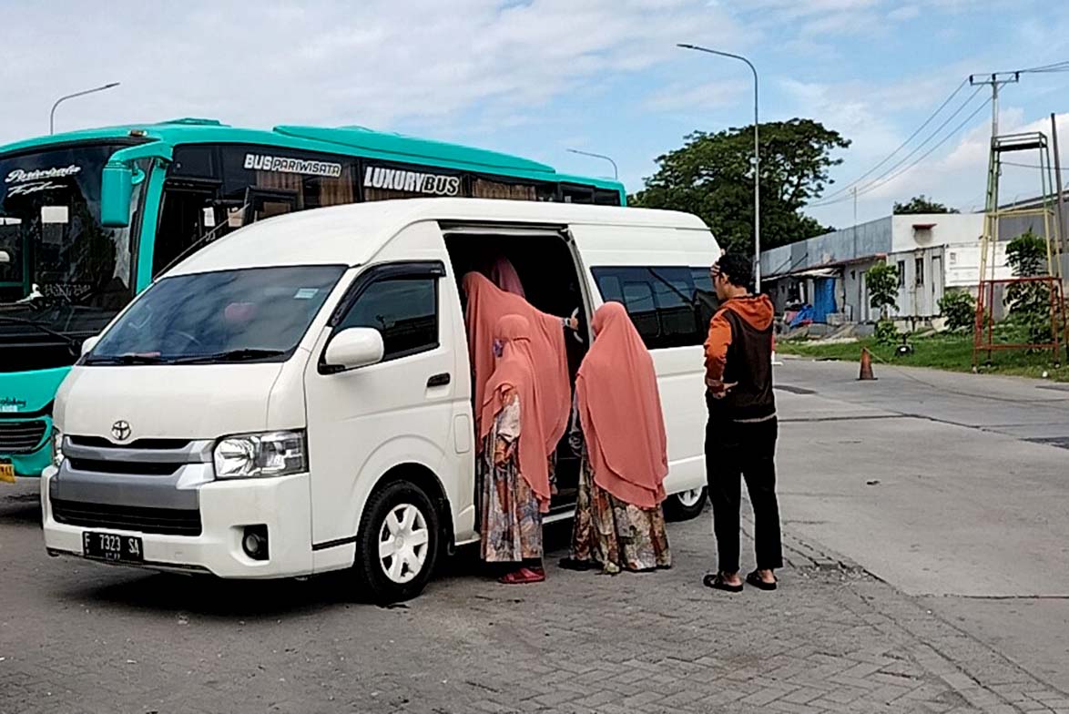 Sewa Toyota Hiace Cikarang