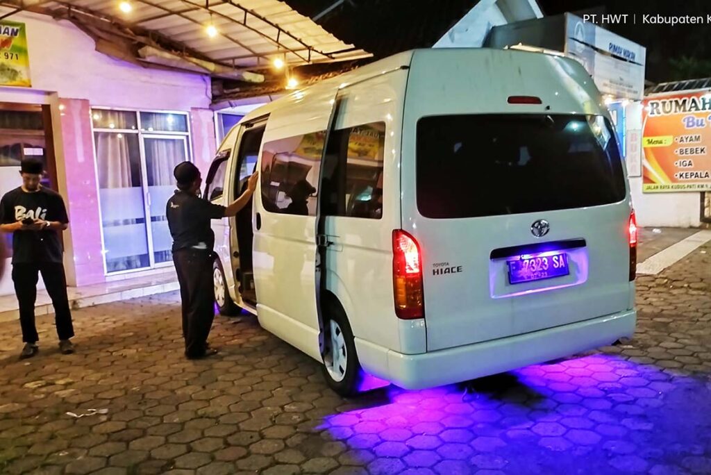 Sewa Toyota Hiace Limo