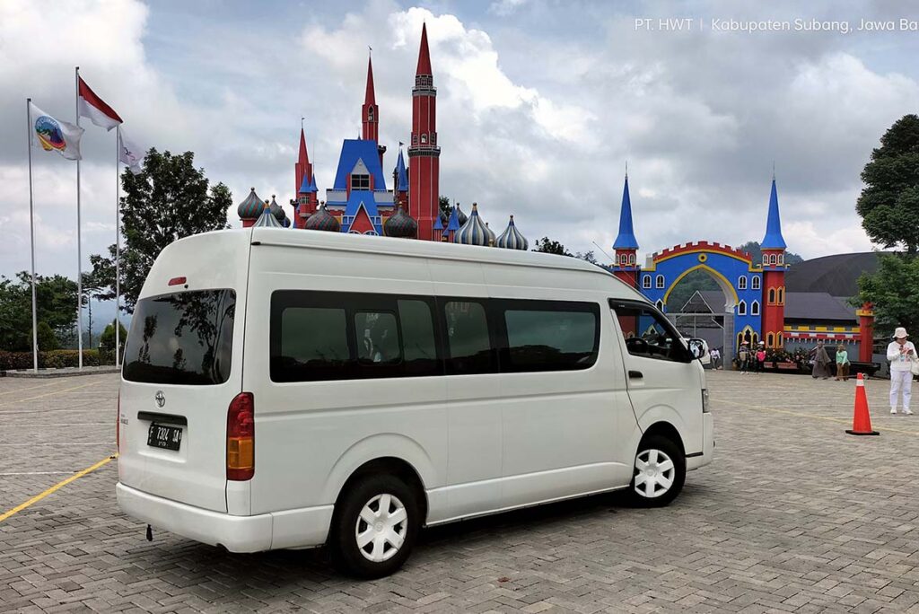 Sewa Toyota Hiace Luxury Bogor