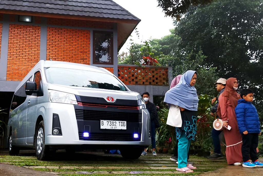 Sewa Toyota Hiace Empang
