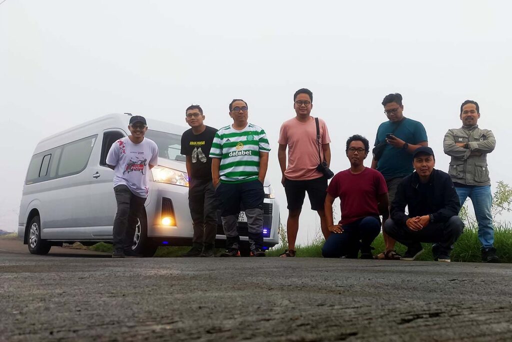 sewa hiace luxury ciawi