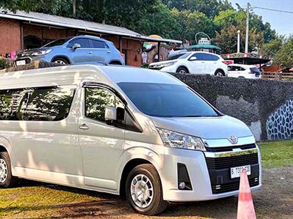 Sewa Toyota Hiace Luxury Bogor